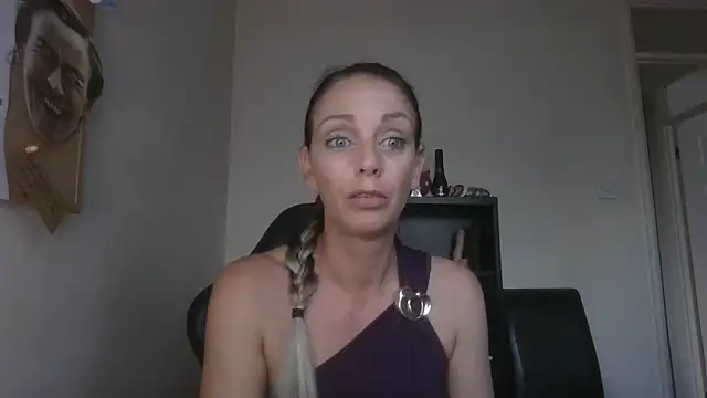 Snapshot of LouiseLovell chatting on June 12, 2026, 7:02 pm LouiseLovell online show from June 12, 2026, 7:02 pm