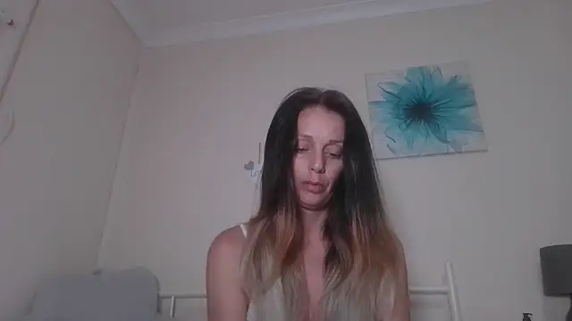 Snapshot of LouiseLovell chatting on June 16, 2026, 7:55 am LouiseLovell online show from June 16, 2026, 7:55 am
