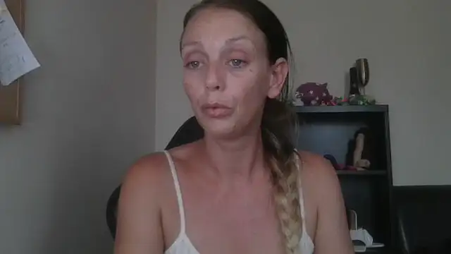 Snapshot of LouiseLovell chatting on July 15, 2026, 6:24 pm LouiseLovell online show from July 15, 2026, 6:24 pm