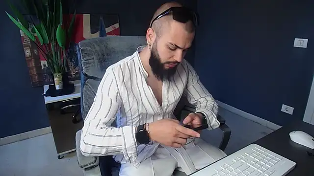 Snapshot of OscarWillss chatting on June 18, 2026, 4:57 am OscarWillss online show from June 18, 2026, 4:57 am