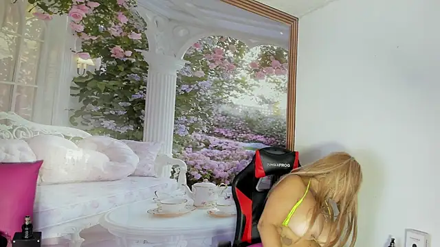 Snapshot of LaylaWatsson chatting on May 11, 2026, 2:45 pm LaylaWatsson online show from May 11, 2026, 2:45 pm