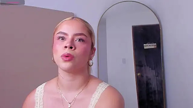 Snapshot of Alesssia_Moon chatting on June 30, 2026, 1:45 pm Alesssia Moon online show from June 30, 2026, 1:45 pm