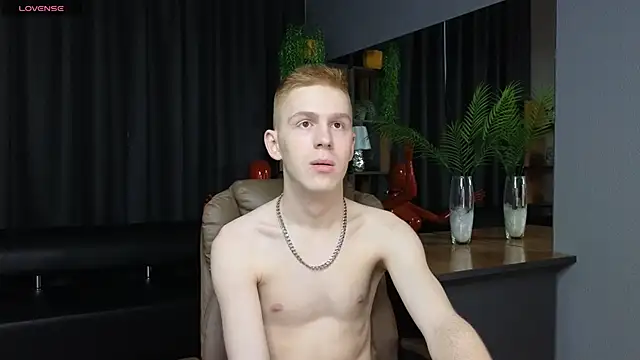Snapshot of Tommy_CrashXXX chatting on May 12, 2026, 12:46 pm Tommy CrashXXX online show from May 12, 2026, 12:46 pm