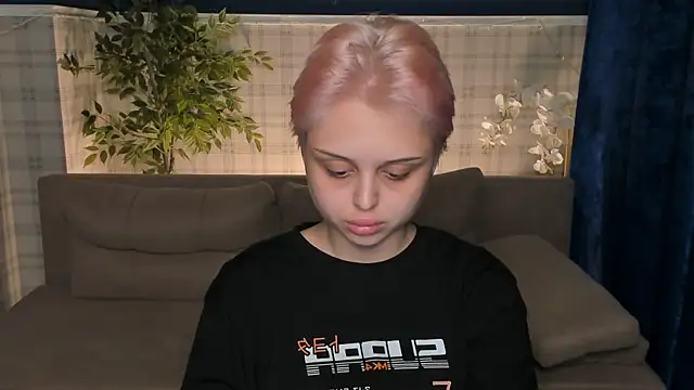 Snapshot of Emmy-Brooks chatting on July 20, 2026, 1:42 am Emmy-Brooks online show from July 20, 2026, 1:42 am