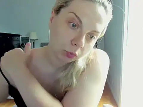 Snapshot of Laviora chatting on July 10, 2026, 11:51 pm Laviora online show from July 10, 2026, 11:51 pm