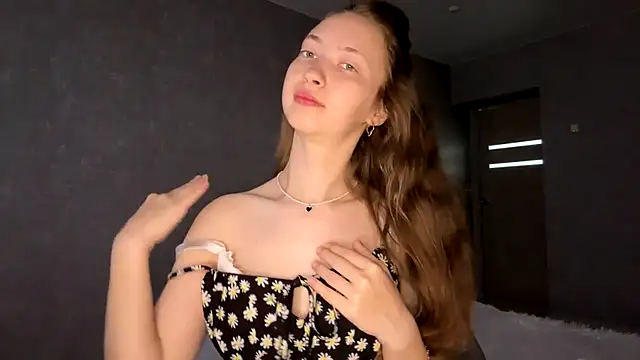 Snapshot of Emily_Mur_ chatting on July 6, 2026, 5:04 am Emily Mur online show from July 6, 2026, 5:04 am