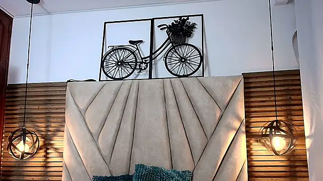 isabella luxet online show from June 3, 2026, 12:52 pm