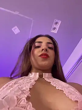 Snapshot of Bella-Saint chatting on July 21, 2026, 9:39 pm Bella-Saint online show from July 21, 2026, 9:39 pm