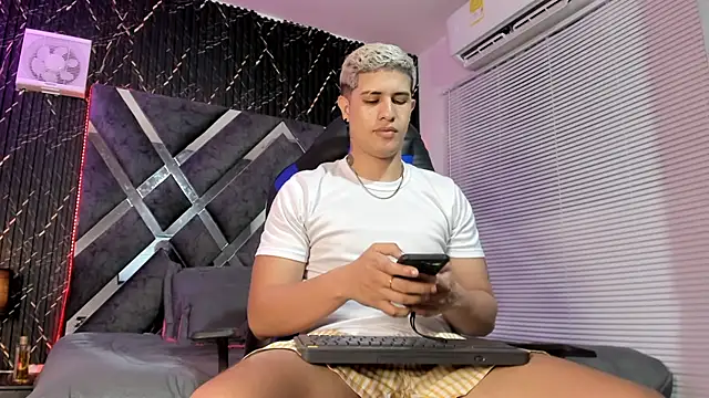 Snapshot of dominic_connor chatting on June 1, 2026, 3:19 am dominic connor online show from June 1, 2026, 3:19 am