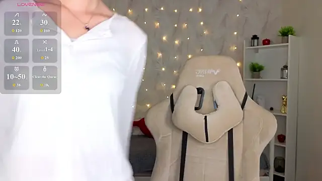 Snapshot of Kira__Fluffy chatting on July 8, 2026, 12:04 am Kira Fluffy online show from July 8, 2026, 12:04 am
