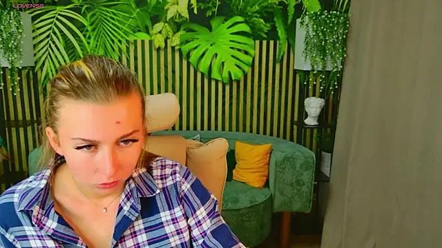 AliciaColon online show from May 14, 2026, 1:51 pm