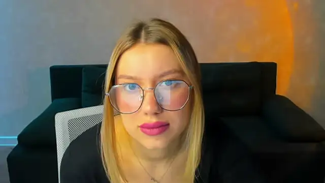Snapshot of Shakira_Lux chatting on May 21, 2026, 1:12 am Shakira Lux online show from May 21, 2026, 1:12 am