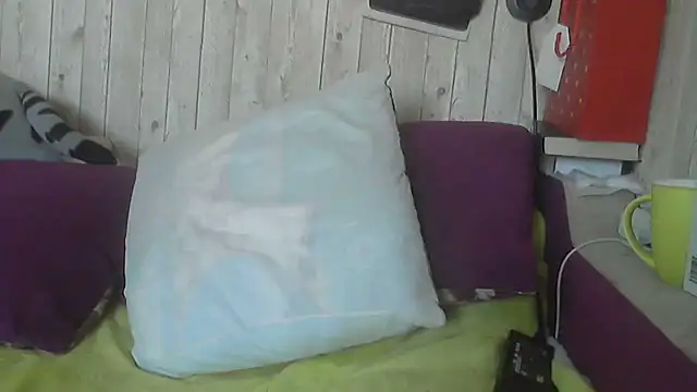 Snapshot of Bella--White chatting on June 8, 2026, 5:30 am Bella--White online show from June 8, 2026, 5:30 am