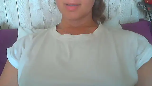 Snapshot of Bella--White chatting on June 9, 2026, 8:04 am Bella--White online show from June 9, 2026, 8:04 am