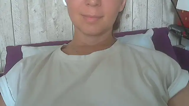 Snapshot of Bella--White chatting on June 10, 2026, 5:18 am Bella--White online show from June 10, 2026, 5:18 am