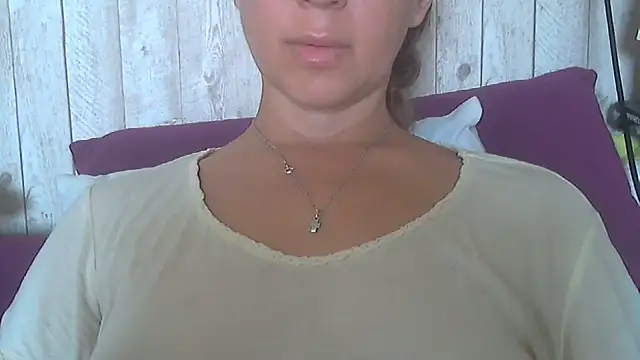 Snapshot of Bella--White chatting on June 12, 2026, 5:39 am Bella--White online show from June 12, 2026, 5:39 am