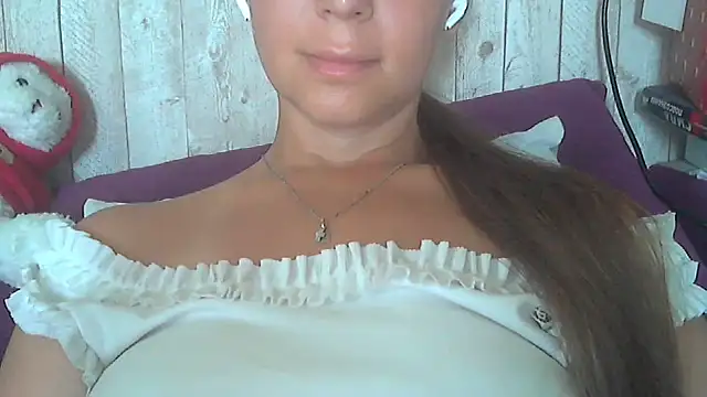Snapshot of Bella--White chatting on June 16, 2026, 5:43 am Bella--White online show from June 16, 2026, 5:43 am