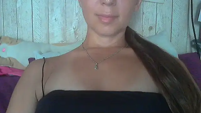 Snapshot of Bella--White chatting on June 18, 2026, 1:48 pm Bella--White online show from June 18, 2026, 1:48 pm