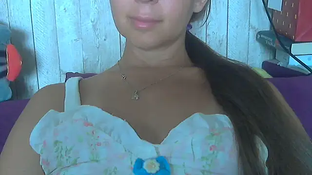 Snapshot of Bella--White chatting on June 25, 2026, 7:13 am Bella--White online show from June 25, 2026, 7:13 am