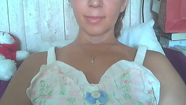 Snapshot of Bella--White chatting on June 27, 2026, 7:24 am Bella--White online show from June 27, 2026, 7:24 am
