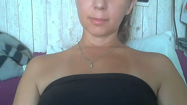 Snapshot of Bella--White chatting on July 1, 2026, 6:59 am Bella--White online show from July 1, 2026, 6:59 am