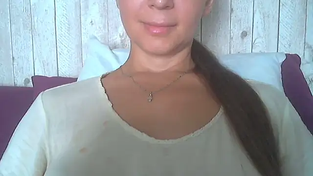 Snapshot of Bella--White chatting on July 4, 2026, 6:19 am Bella--White online show from July 4, 2026, 6:19 am
