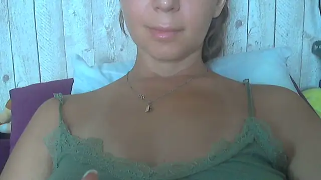 Snapshot of Bella--White chatting on July 5, 2026, 6:20 am Bella--White online show from July 5, 2026, 6:20 am