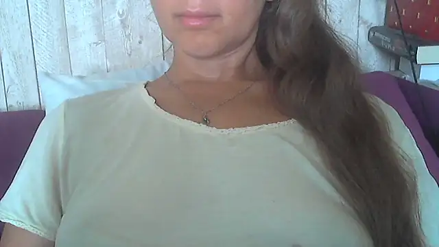 Snapshot of Bella--White chatting on July 7, 2026, 7:23 am Bella--White online show from July 7, 2026, 7:23 am