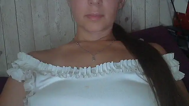 Snapshot of Bella--White chatting on July 9, 2026, 2:43 pm Bella--White online show from July 9, 2026, 2:43 pm