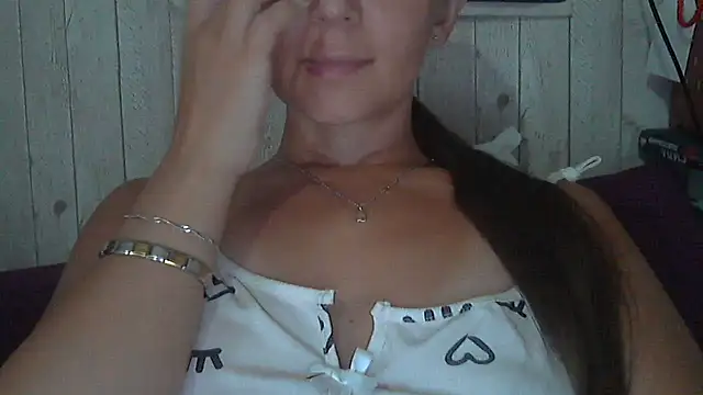 Snapshot of Bella--White chatting on July 15, 2026, 2:00 pm Bella--White online show from July 15, 2026, 2:00 pm