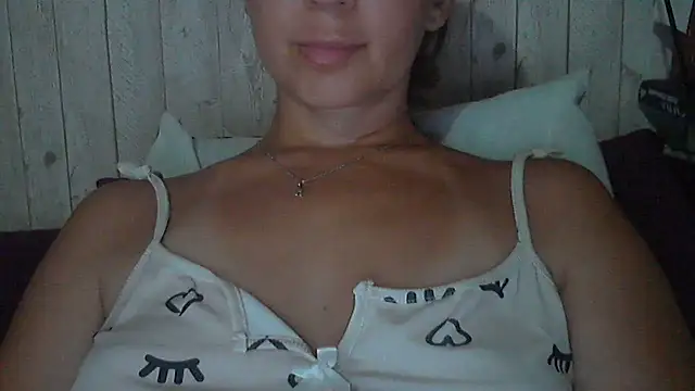 Snapshot of Bella--White chatting on July 16, 2026, 3:29 pm Bella--White online show from July 16, 2026, 3:29 pm