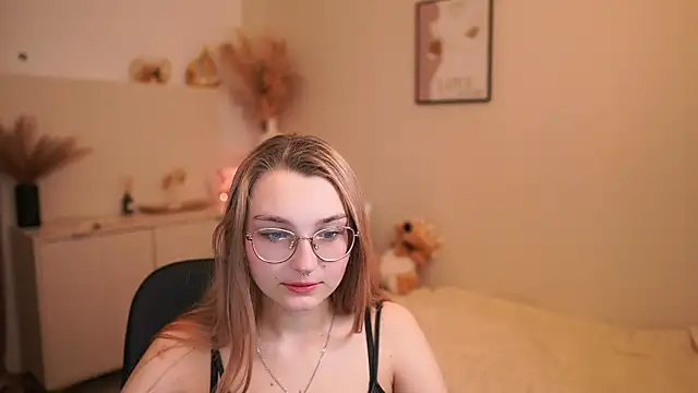 Snapshot of Sophielux18 chatting on May 21, 2026, 1:18 pm Sophielux18 online show from May 21, 2026, 1:18 pm