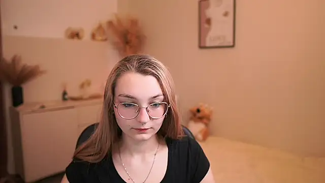 Snapshot of Sophielux18 chatting on May 23, 2026, 12:31 pm Sophielux18 online show from May 23, 2026, 12:31 pm