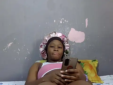 Snapshot of Petite_Ebony10 chatting on June 5, 2026, 6:52 am Petite Ebony10 online show from June 5, 2026, 6:52 am