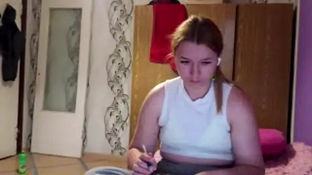 Snapshot of RaeannRoewe chatting on May 28, 2026, 6:38 pm RaeannRoewe online show from May 28, 2026, 6:38 pm