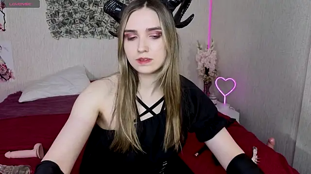 Snapshot of NocturneHuntress chatting on June 4, 2026, 7:25 am NocturneHuntress online show from June 4, 2026, 7:25 am