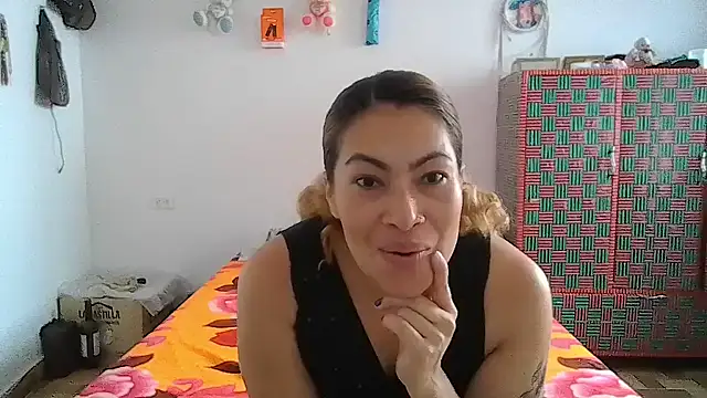 Layla-Astrum online show from June 3, 2026, 12:52 pm