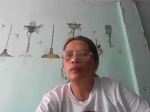Snapshot of momshe2026 chatting on June 14, 2026, 7:10 am momshe2026 online show from June 14, 2026, 7:10 am