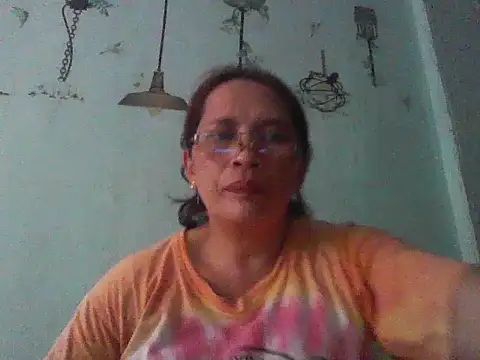 Snapshot of momshe2026 chatting on June 19, 2026, 7:45 am momshe2026 online show from June 19, 2026, 7:45 am