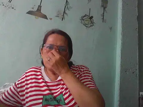 Snapshot of momshe2026 chatting on June 20, 2026, 7:55 am momshe2026 online show from June 20, 2026, 7:55 am