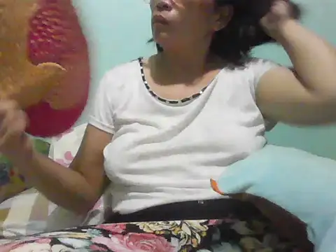 Snapshot of momshe2026 chatting on July 1, 2026, 1:34 pm momshe2026 online show from July 1, 2026, 1:34 pm