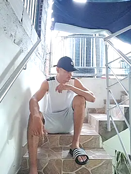 HOTANDSKINNY online show from June 18, 2026, 11:14 am