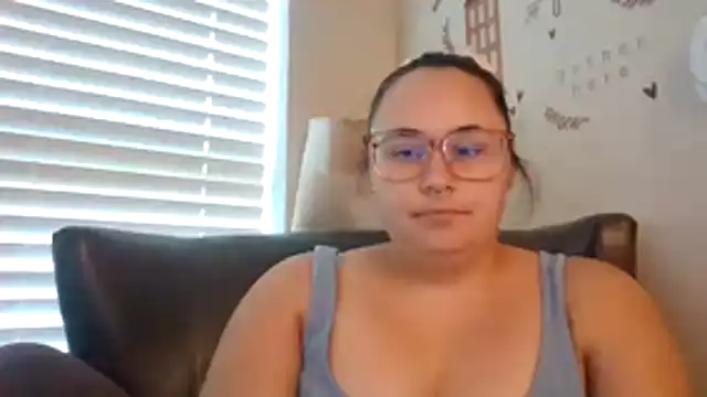 Snapshot of Midnight_Riott chatting on June 4, 2026, 1:33 am Midnight Riott online show from June 4, 2026, 1:33 am