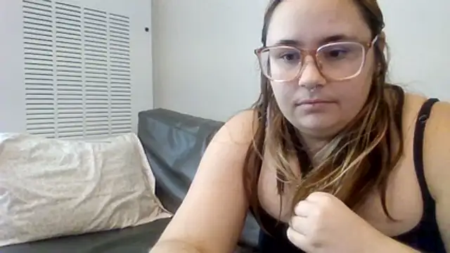 Snapshot of Midnight_Riott chatting on June 17, 2026, 10:00 pm Midnight Riott online show from June 17, 2026, 10:00 pm
