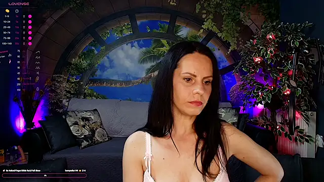 RoxanneBlize online show from May 28, 2026, 5:43 pm