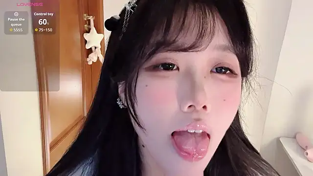 Snapshot of April_UU chatting on July 11, 2026, 12:02 am April UU online show from July 11, 2026, 12:02 am