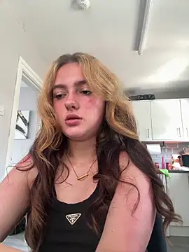 naughtygirl6989 online show from May 26, 2026, 10:44 am