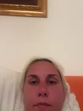 Snapshot of Sofia_beee chatting on July 3, 2026, 9:21 pm Sofia beee online show from July 3, 2026, 9:21 pm