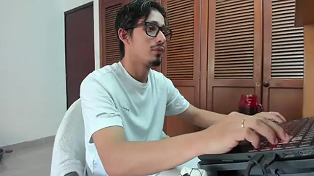Snapshot of SrIncognito666 chatting on July 2, 2026, 11:27 am SrIncognito666 online show from July 2, 2026, 11:27 am