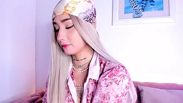 Snapshot of SophieMoneet chatting on May 29, 2026, 12:36 pm SophieMoneet online show from May 29, 2026, 12:36 pm